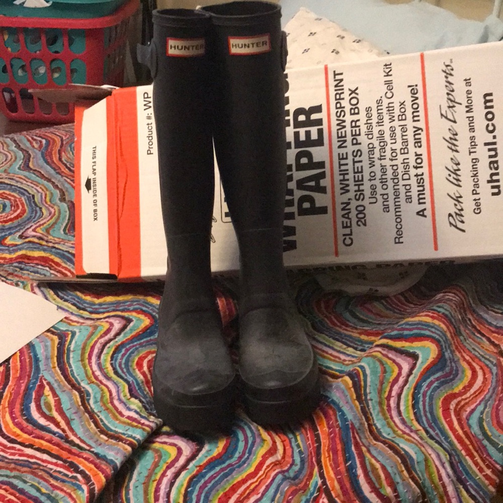 Hunter wedge rain boots in a US 7.